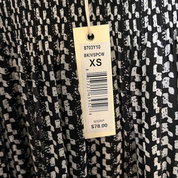 Max Studio black white skirt - Picture 3 of 4